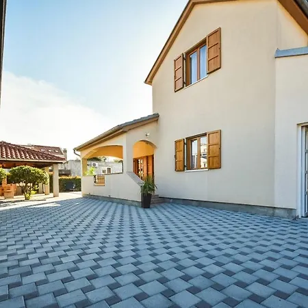 Luna Biograd فيلة بيوغْغاد نا موغو