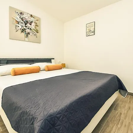 Luna Biograd * بيوغْغاد نا موغو