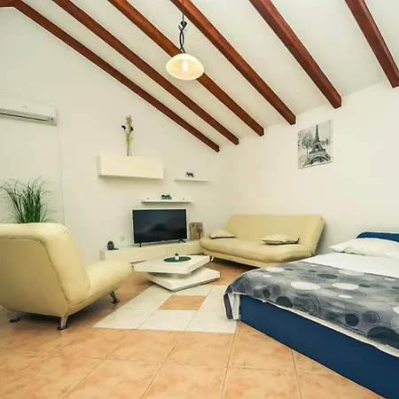 Luna Biograd فيلة
