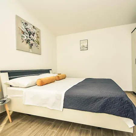 Luna Biograd فيلة
